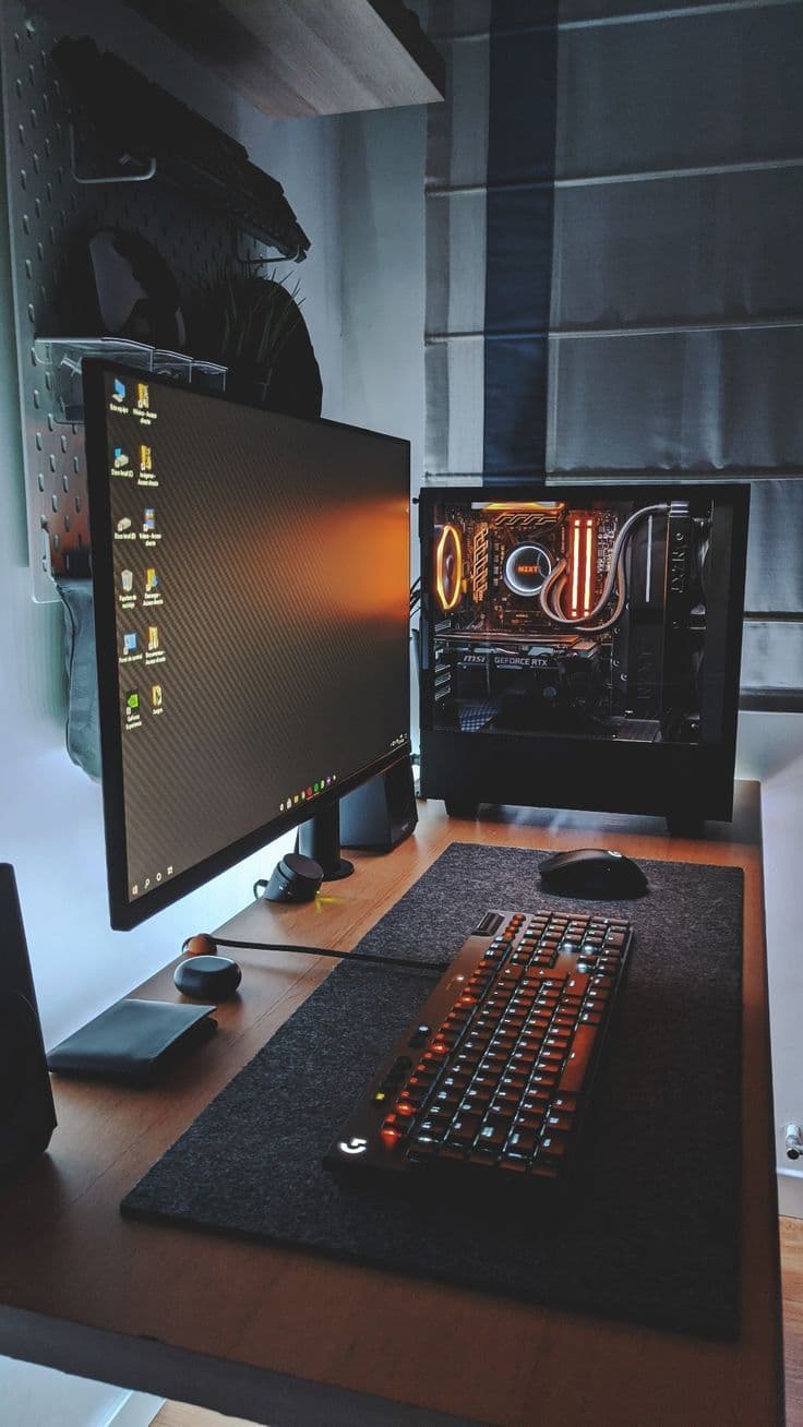 Computadora de alto rendimiento con iluminación naranja